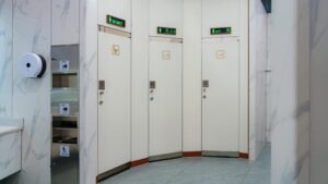 Többórás vécészünetek miatt rúgták ki, beperelte volt munkáltatóját egy kínai férfi