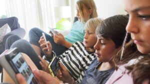 A gyermekek egészségébe kerülhet az okostelefonozás