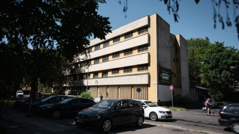 Visszavonják a Szőlő utca korábbi igazgatójának kitüntetését