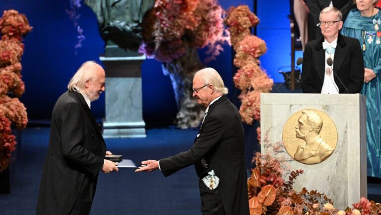 „Nem veszett el minden remény ebben a sötét világban” – Krasznahorkai László átvette a Nobel-díjat