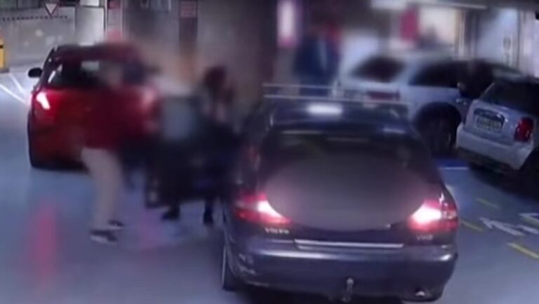 Dezodorral felfegyverkezett nő és anyja balhézott egy nyugdíjas férfival egy parkolóhelyért – videón a nem mindennapi eset