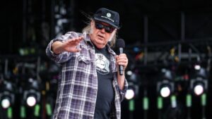 Neil Young az Amerika által okozott stressz miatt ingyenessé tette életművét a grönlandiaknak