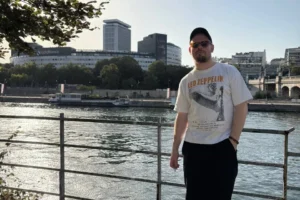 Kiesett egy hetedik emeleti lakás ablakán egy orosz újságíró Franciaországban