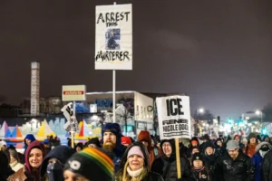 A Minneapolisban egy nőt lelövő ügynököt fél éve magával rántotta egy autó egy ICE-akció során