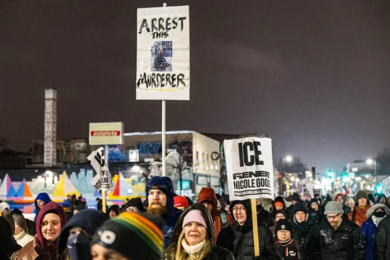A Minneapolisban egy nőt lelövő ügynököt fél éve magával rántotta egy autó egy ICE-akció során