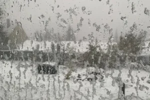 Havazás, ónos eső nehezíti a közlekedést, számtalan vonat kimarad, sok település nem érhető el busszal