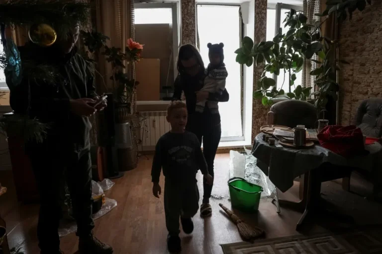 Kijevben fűtetlen lakásokban dideregtek a lakók, mert az oroszok szétbombázták a közműhálózatot