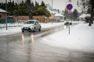 Ezek a vezetési hibák okozzák a legtöbb balesetet az ónos esőben