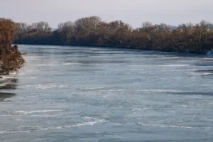 Operatív törzs: A Tiszán teljes hajózási zárlat lépett érvénybe, az ónos eső miatt több baleset történt