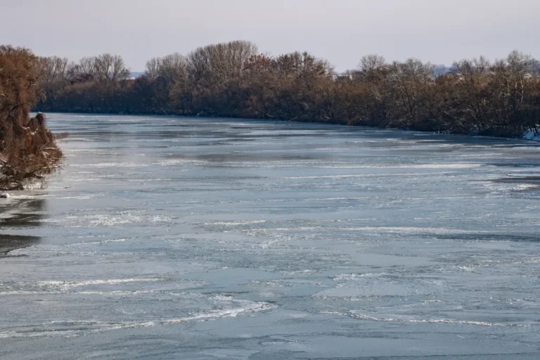 Operatív törzs: A Tiszán teljes hajózási zárlat lépett érvénybe, az ónos eső miatt több baleset történt