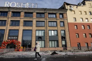 A helyszínen néztük meg a Roshen kijevi csokoládégyárát, ami orosz dróntámadásban sérült meg