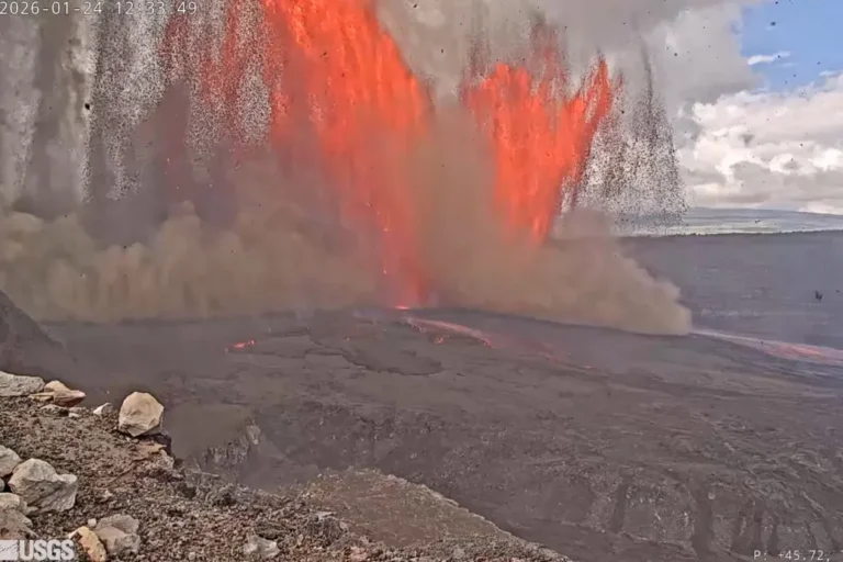 Kőesőt árasztva tört fel két, magasra felcsapó lávaszökőkút Hawaiin