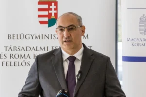 A roma kapcsolatokért felelős államtitkár szerint nem neki kellett megszólalnia Lázár intercitys mondataival kapcsolatban