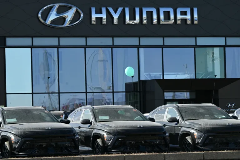 Trump 25 százalékra emelte a dél-koreai termékek vámját, zuhanni kezdtek az autógyártók részvényei