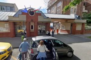 Más osztályokra visznek át betegeket a Bajcsy kórházban, egy teljes emelet sötéten és üresen áll