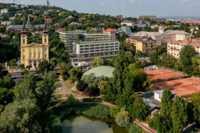 Olyan magas lenne, mint a templom: lakóparkot építenének a Feneketlen-tóhoz, huzavona indult a lakókkal