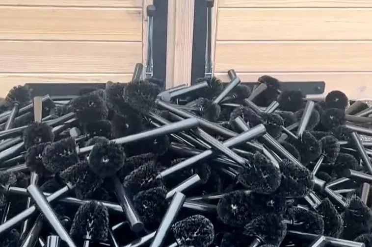 Több száz WC-kefét borított a batidai kastély elé Fekete-Győr András és Lőcsei Lajos