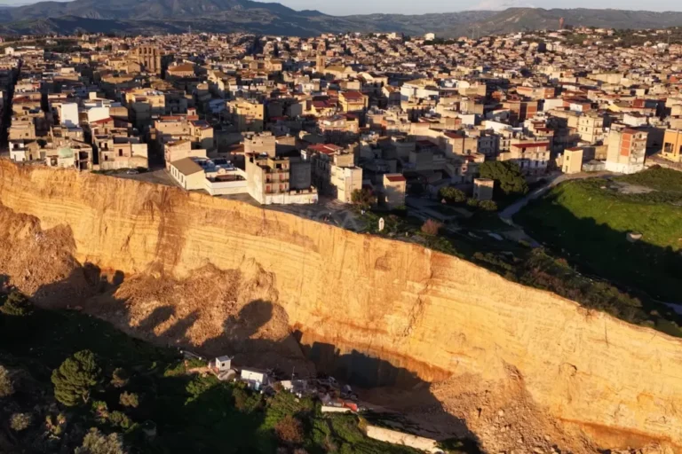 Döbbenetes állapotban van a földcsuszamlás után a szicíliai Niscemi