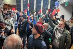 „Lázár, takarodj” – tüntetők zavarták meg Lázár János fórumát, az egyik kérdező piros lapot mutatott fel