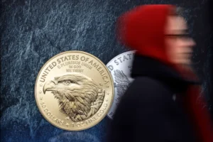 Az ezüst ára 30 százalékot, az arany ára 10 százalékot zuhant pénteken