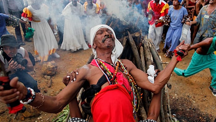 Kubai Santería hívei felajánlásokat tesznek, békéért az istenekhez fordulnak válságok közepette
