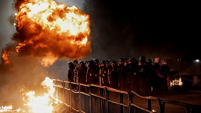 Gyújtogatásba és brutális összecsapásba torkollott egy kormányellenes tüntetés Albániában