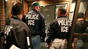 Jogellenesen törnek be a bevándorlási ügynökök a magánházakba – ezzel nő a konfliktusveszély