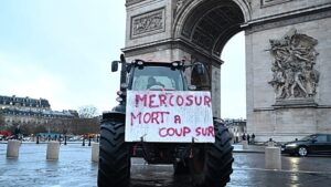 Francia gazdák traktorokkal tiltakoznak az EU-Mercosur megállapodás ellen Párizsban