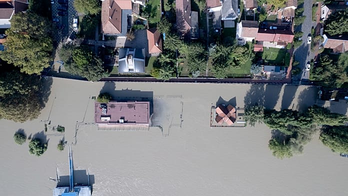 Heves esőzések elöntéseket okoznak franciaországi Bretagne-ban, továbbra is árvízriadó van