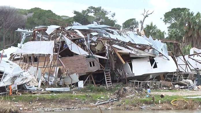 Tornádó csap le a törökországi Antalyára, kiterjedt károkat okoz