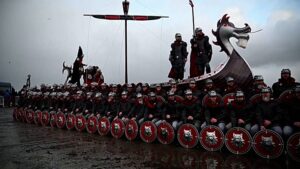 Skót vikingek vonulnak az utcákon az Up Helly Aa ünnepségek alkalmából
