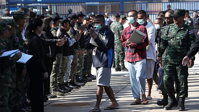 Thaiföld szabadon engedett 18 kambodzsai hadifoglyot