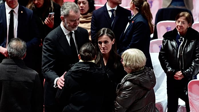 VI. Fülöp király és Letícia királyné a spanyol vonatbaleset áldozataiért tartott misén