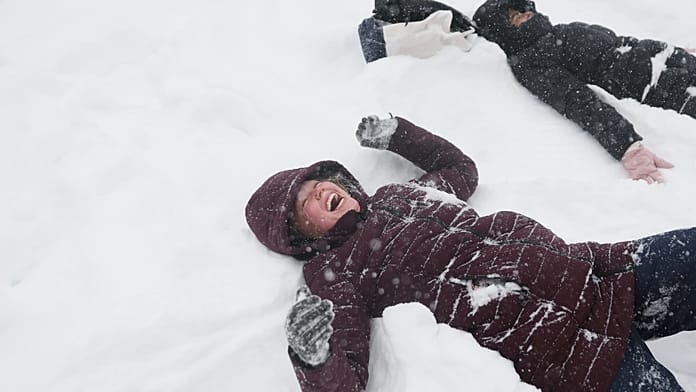 New York-iak élvezik a hógolyócsatát a jelentős téli vihar közepette