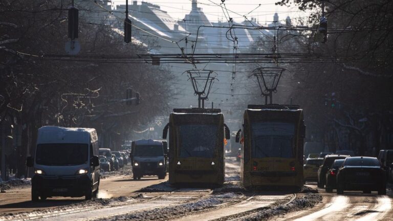 Újabb tiszás őrület: a főutak helyett a kerékpársávokról kell eltakarítani a havat