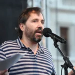 Magyar Péter mellett kampányol a bukott balliberális botrányrendező