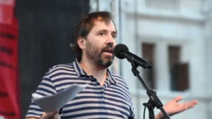 Magyar Péter mellett kampányol a bukott balliberális botrányrendező