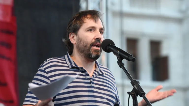 Magyar Péter mellett kampányol a bukott balliberális botrányrendező