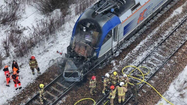 Egy öreg Ford Focus miatt elszabadult a pokol a vasúti átjáróban