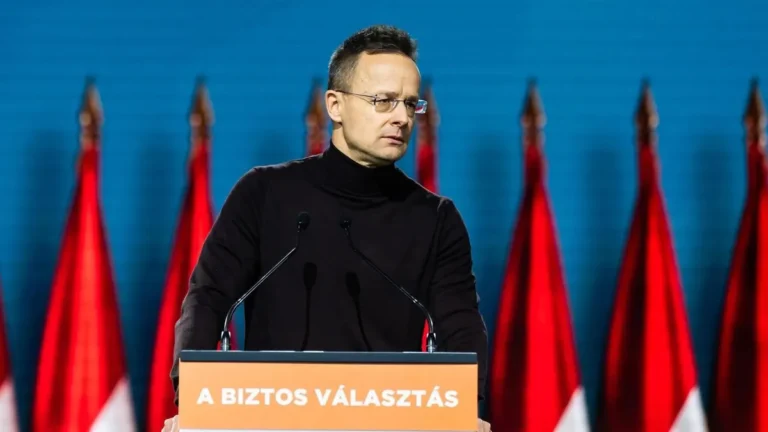 Szijjártó Péter: A magyar emberek pénzének Magyarországon van a helye
