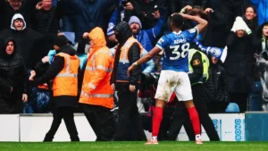 Sokkoló incidens a fociderbin: hanggránát robbant, megsérült egy 16 éves labdaszedő – videó