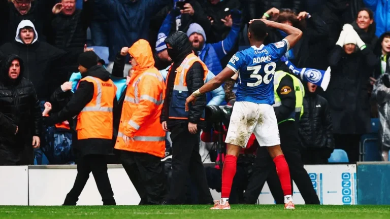 Sokkoló incidens a fociderbin: hanggránát robbant, megsérült egy 16 éves labdaszedő – videó