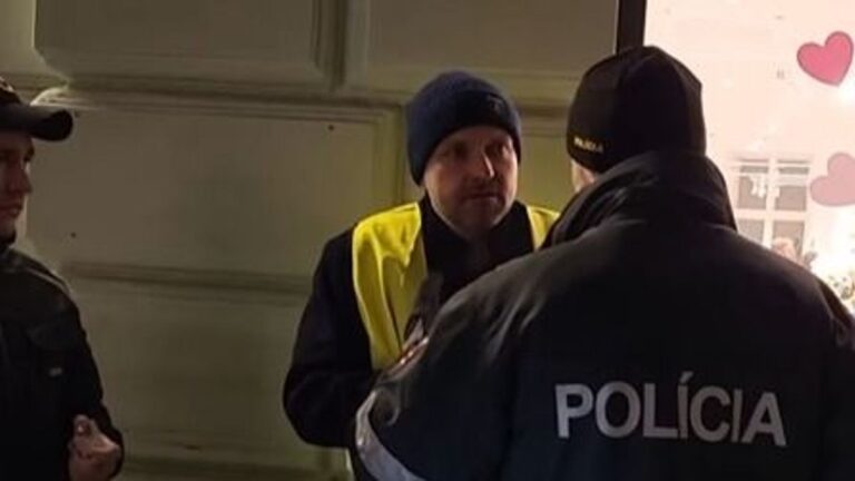 Rendőrök vitték el a Magyar Szövetség politikusát Pozsonyban, Szijjártó Péter is reagált + videó