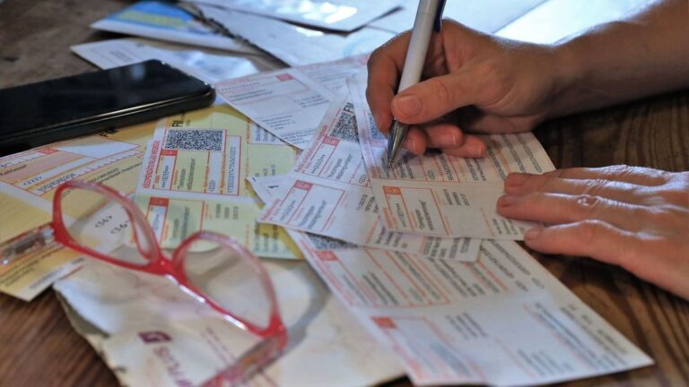 Összevissza beszélnek Magyar Péterék és a párt csatlósai a rezsicsökkentésről