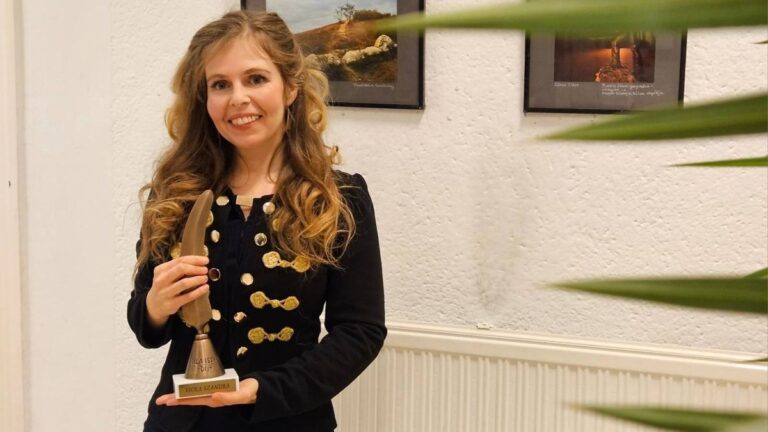 Viola Szandra költő, író kapta a Bella István-díjat