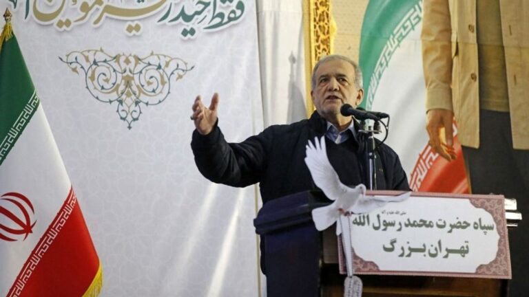 Az iráni elnök külső ellenséget okol a belső válságért + videó