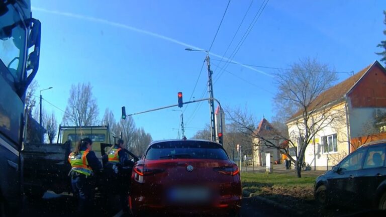 Zokon vette az igazoltatást, és ámokfutásba kezdett egy autós Békéscsabán +videó