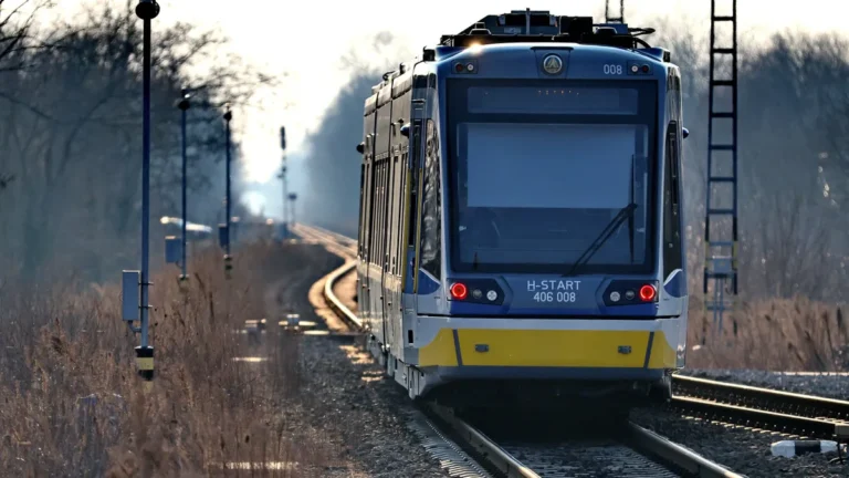 Csepreghy Nándor: Vitézy Dávid ismét csúsztat – az új mozdonyok növelik a vasút pontosságát