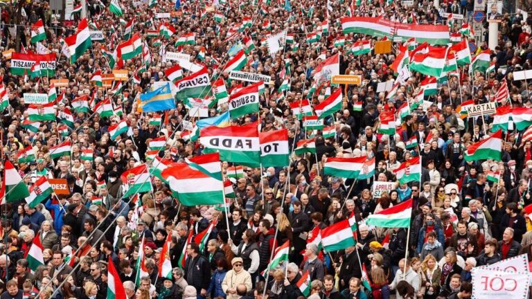 A balos lapok ma is címlapon hozzák Závecz számait, aki 2022-ben egymillió Fidesz-szavazót nem vett észre