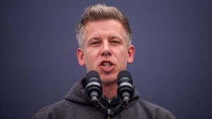 Ugyanaz a minta: már a mikroadományok meséjének ágyazgat meg Magyar Péter